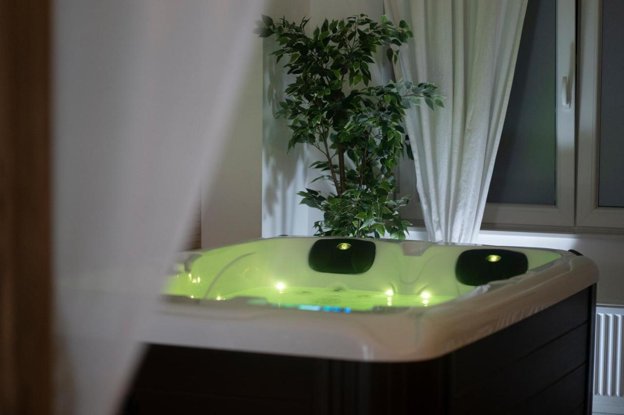 ホテル Spa Palawan Prive Avec Jacuzzi Et Sauna リエージュ エクステリア 写真